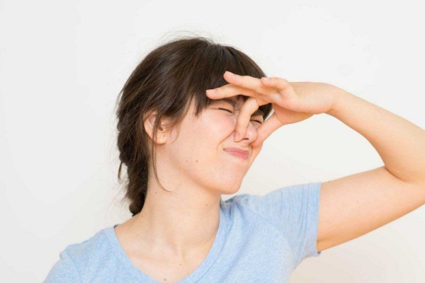 Nước tiểu có mùi hôi: khi nào do thói quen, khi nào cần khám?